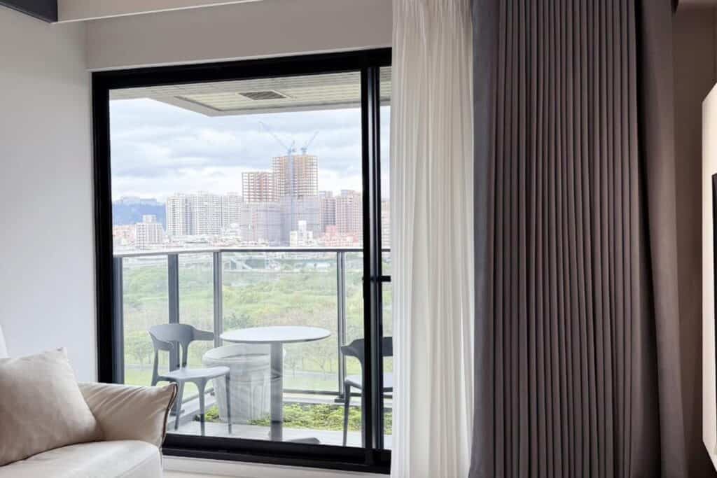 窗簾顏色怎麼挑？客廳、臥室配色全攻略，專業顧問教你放大空間質感！