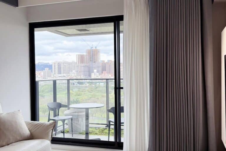 窗簾顏色怎麼挑？客廳、臥室配色全攻略，專業顧問教你放大空間質感！