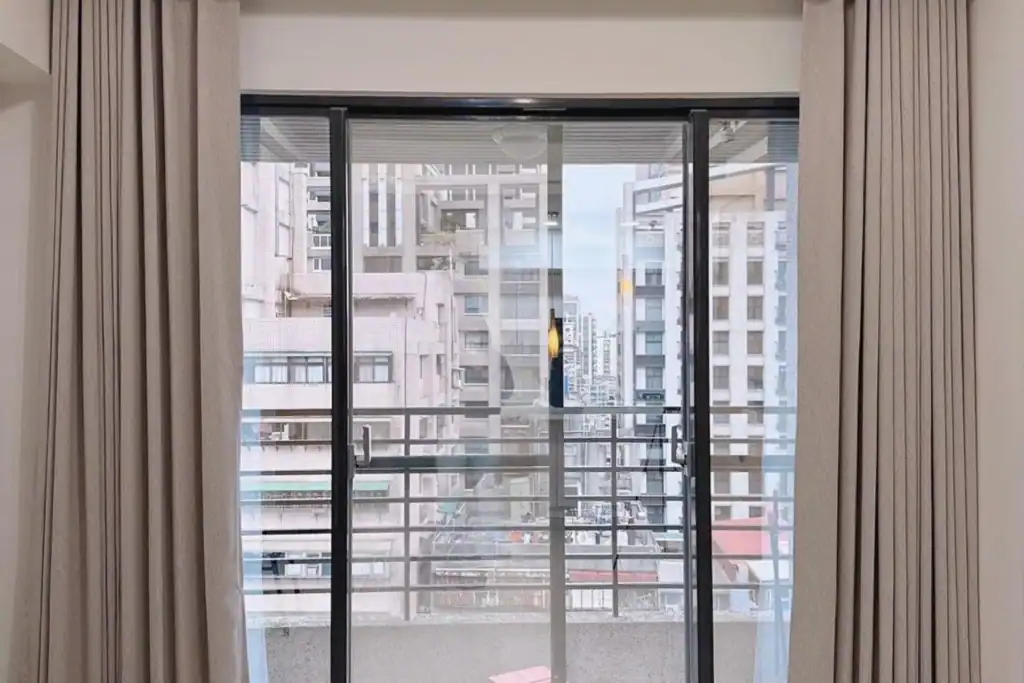 客廳窗簾推薦 4：遮光布簾