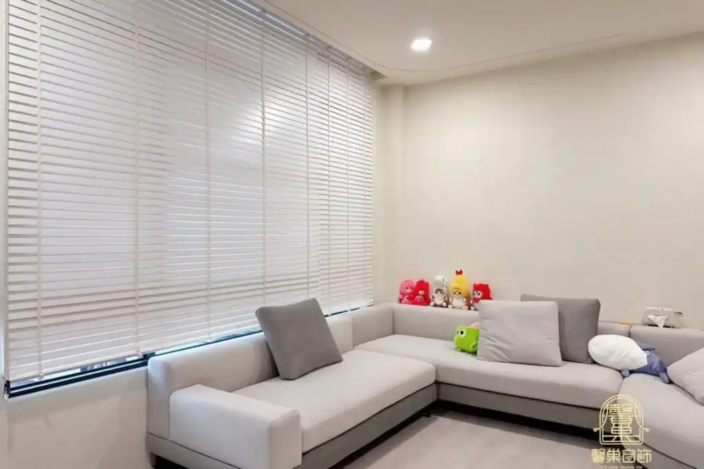 客廳窗簾推薦 5：百葉簾