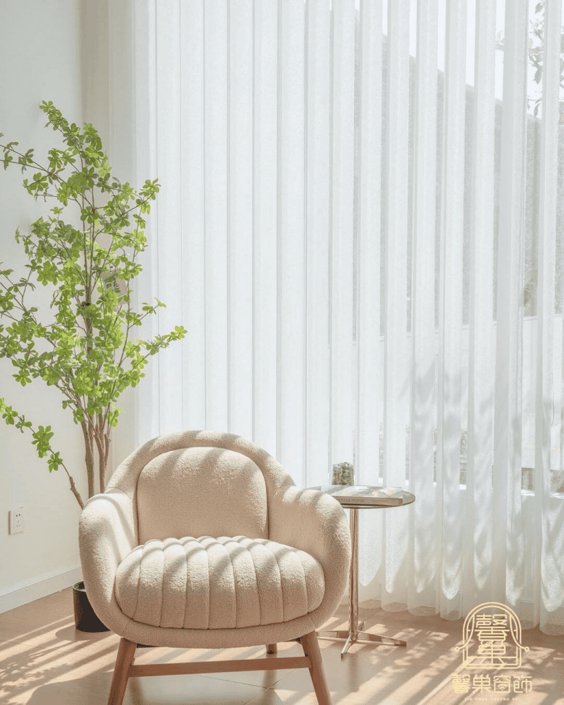 保暖窗簾透過正確的安裝，能有效阻隔熱對流，是冬天省電的好幫手。／圖片取自馨巢窗飾粉絲專頁